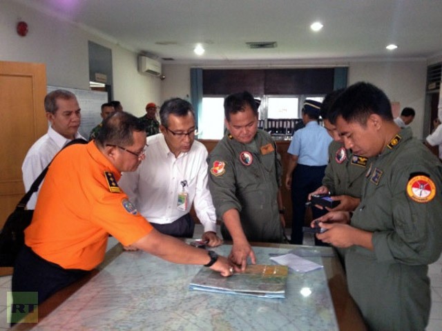 Nhóm cứu hộ đang xem bản đồ trước khi tiến hành chiến dịch cứu hộ